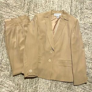 Jones New York Suit sz 10 silky soft straight leg pantsuit. Inseam 32 Smoke free